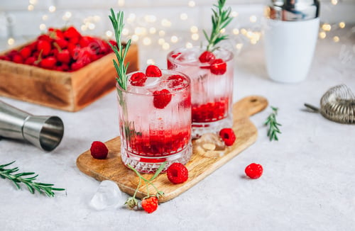 Preview: Cocktail with raspberries and rosemary.