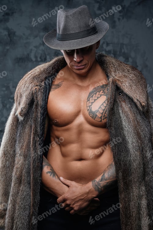 Preview: Stylish bodybuilder dressed in top hat and fur coat