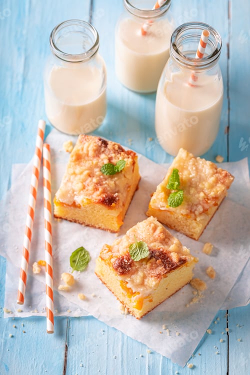 Preview: Homemade and hot peach cake with glaze and crumbles.