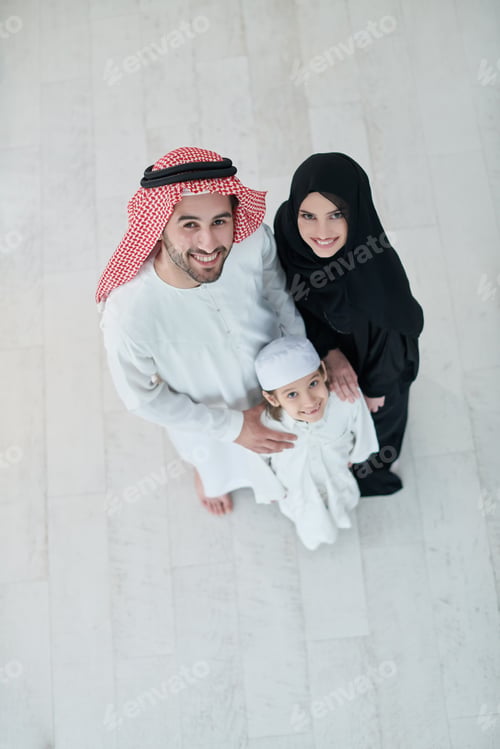 Preview: Top view of young arabian muslim family wearing traditional clothes