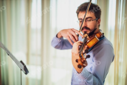 Preview: Violinist