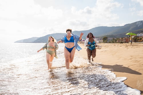 Preview: Group of plus size women with swimwear at the beach