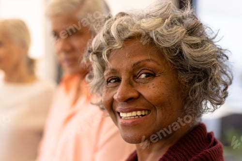 Preview: Close-up portrait of cheerful african american senior woman with multiracial friends in nursing home