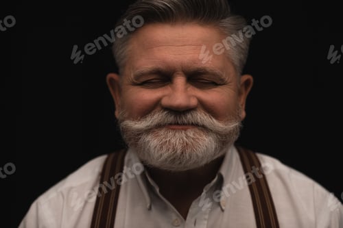 Vorschau: lächelnder bärtiger älterer Mann isoliert auf Schwarz