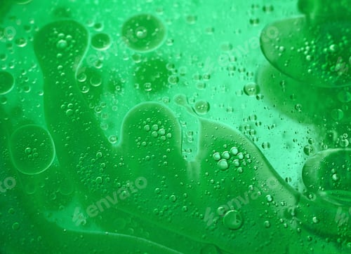 Visualização: fundo verde abstrato formado por gotas de óleo na água