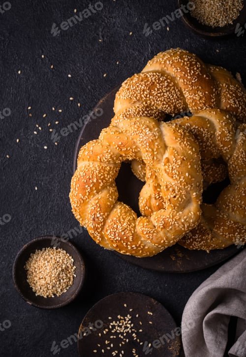Preview: Traditional Turkish bagel simit with sesame