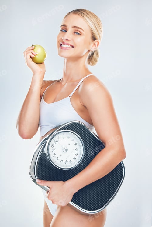 Vista previa: Salud, dieta y mujer con báscula y manzana para perder peso para la salud, el bienestar y un estilo de vida saludable