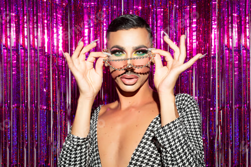 Preview: Diva no binary posing in glitter night