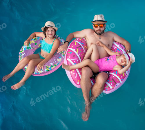 Preview: Daddy swims in the pool with little girls