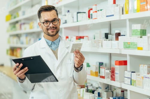 Preview: Portrait of a handsome pharmacist working in a pharmacy