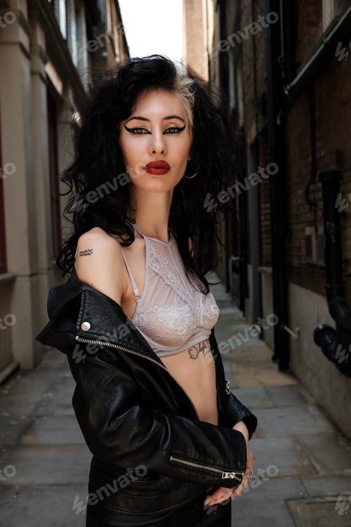 Preview: Charismatic young woman posing in a urban environment.