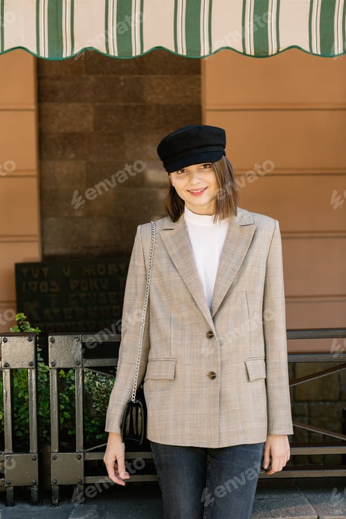 Preview: Young stylish woman in french beret. Carefree white woman in red hat enjoying city