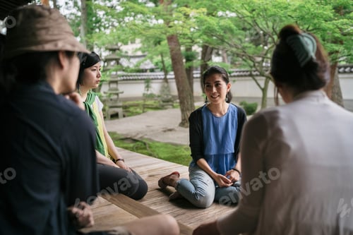 Preview: Group of japanese friends visiting Kyoto