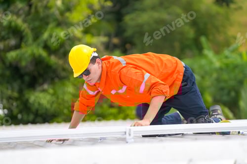 Visualização: Técnico masculino montando módulos solares fotovoltaicos no telhado. Energia Renovável Tecnologia Ecológica Elétrica
