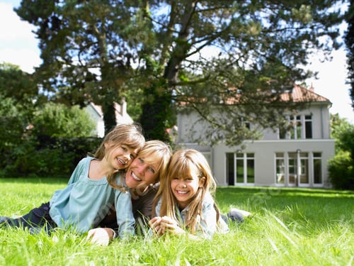 Preview: Mother and daughters in the garden
