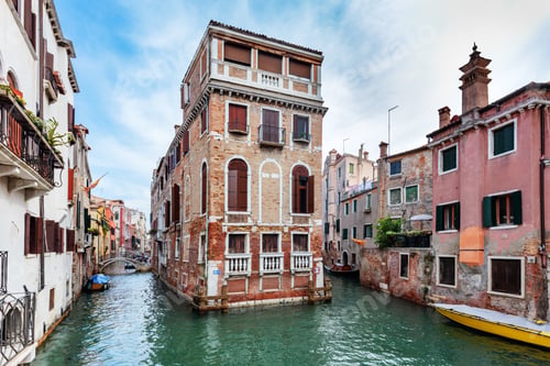 Preview: Floating house on canal in Venice, Italy