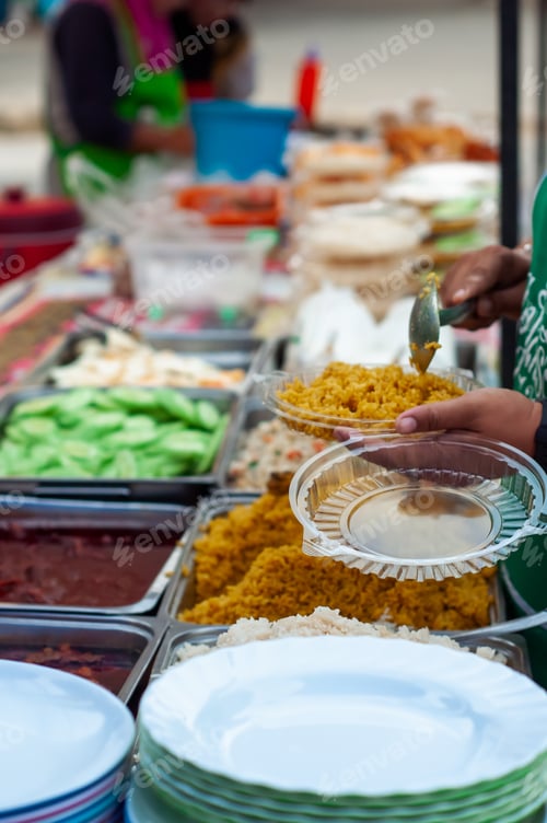 Visualização: barraca halal vendendo arroz no café da manhã com várias outras seleções de alimentos