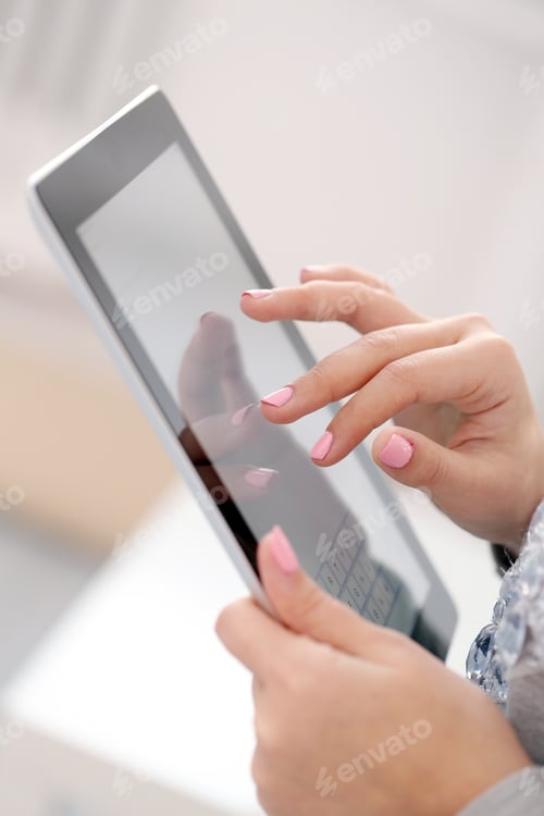 Preview: Girl with tablet