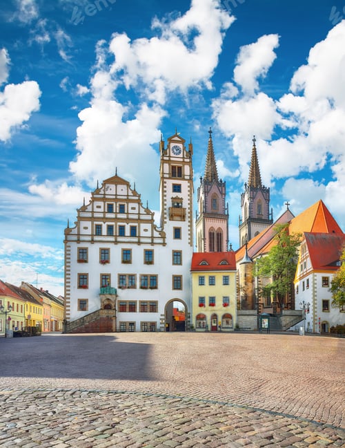 Preview: Amazing autumn cityscape of Oschatz central square with Stadtverwaltung and St. Aegidien church.
