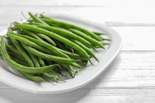 Preview: Plate with fresh green French beans on table, closeup
