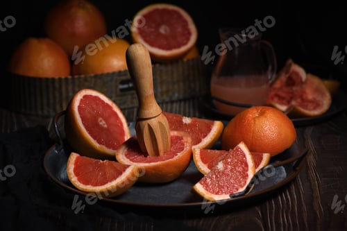 Preview: Juicer squeezing juice from grapefruit