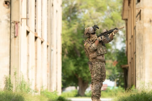 Preview: Special forces soldier in camouflage with a pair of weapons that are full of modern technology