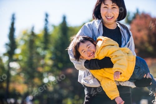 Preview: Japanese family in a park