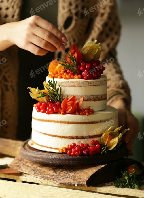 Preview: Festive Cake with Autumn Decor