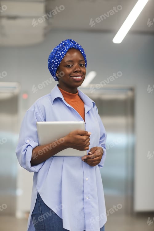Preview: African businesswoman with tablet pc