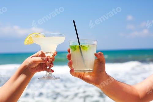Preview: Two cocktail glasses in man and woman hands