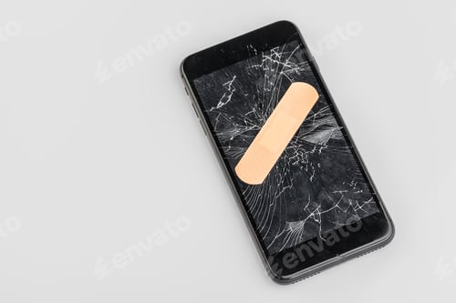 Preview: Mobile phone with broken screen