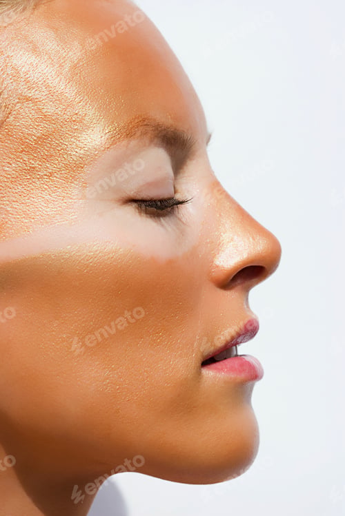 Preview: Profile of sunburnt woman