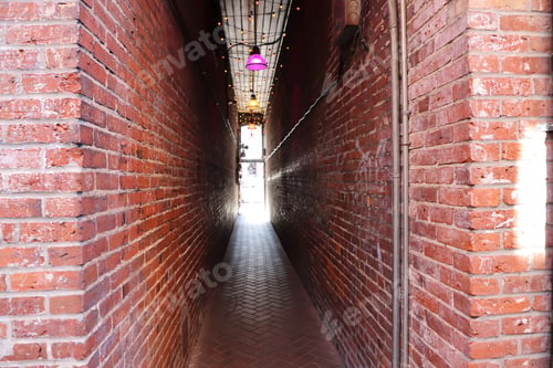 Preview: Narrow alley