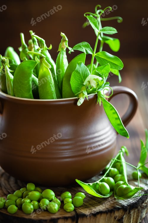 Preview: Fresh green peas on dark wooden rustic background