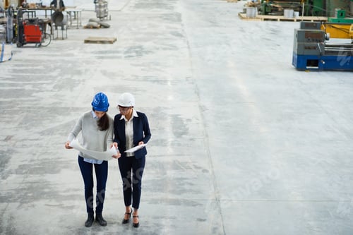 Preview: Female architect talking to forewoman