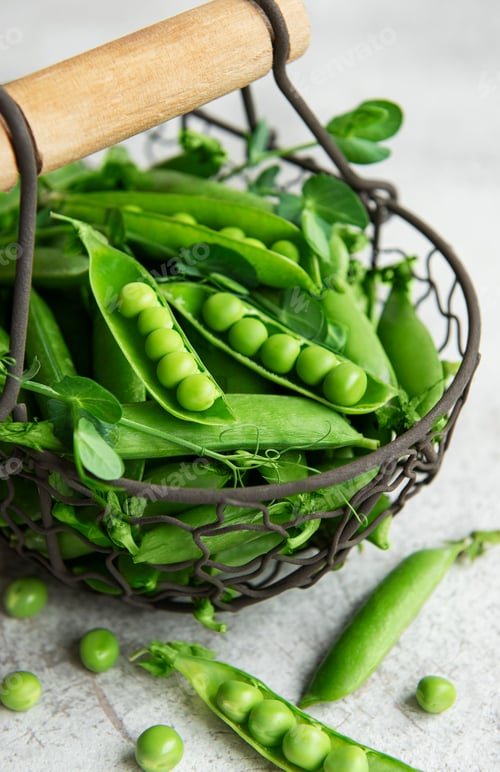 Preview: Fresh green peas pods