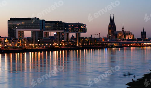 Vista previa: Wide-angle lens shot of the Cologne reflecting in the river Rhine in Germany