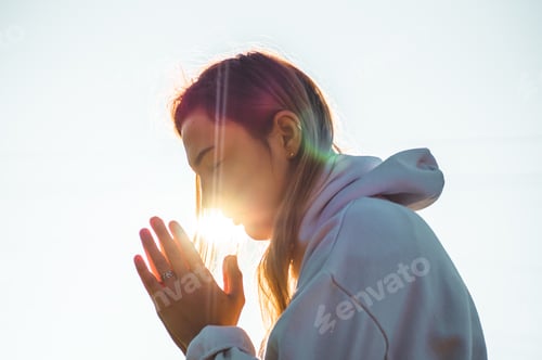 Preview: Girl praying