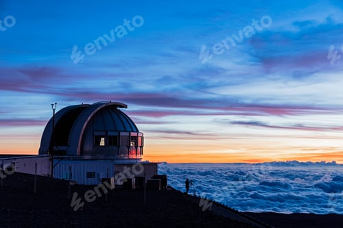 Preview: USA, Hawaii, Mauna Kea volcano, telescopes at Mauna Kea Observatories at sunset