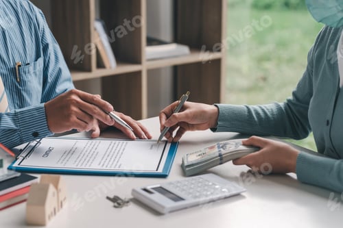 Preview: Real estate agents and customers enter into contracts with deposits for the purchase and sale