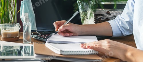 Visualização: metas planejando uma lista de desejos em uma crise, uma mulher em quarentena e trabalhando,