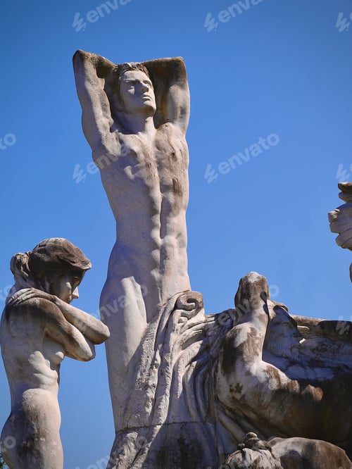 Preview: Statue of a man and woman