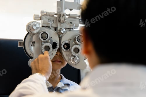 Preview: optometrists are examining pediatric patients' eyes with the Autorefractor