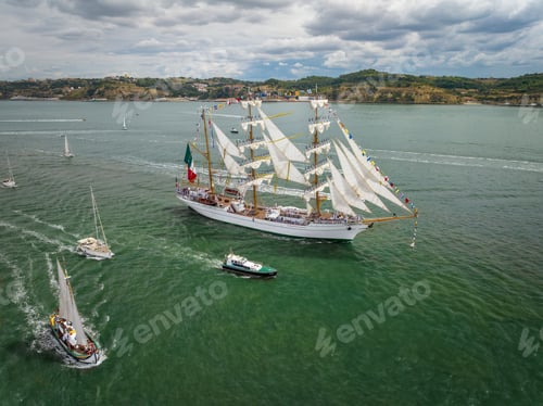Vista previa: Tall ships sailing in Tagus river. Lisbon, Portugal