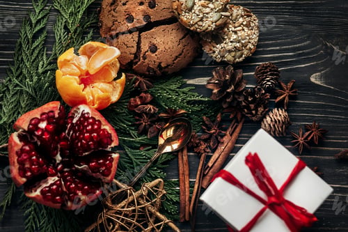 Vista previa: Present gingerbread cookies garnet oranges and spices on fir branches