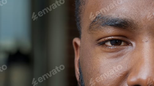 Vista previa: Macro toma de hombre afroamericano mostrando un ojo en la cámara