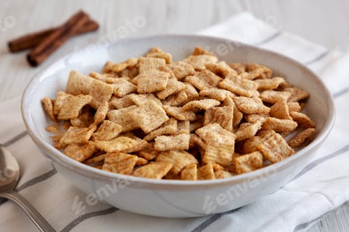 Preview: Crunchy Cinnamon Sugar Breakfast Cereal with Milk in a Bowl, side view.