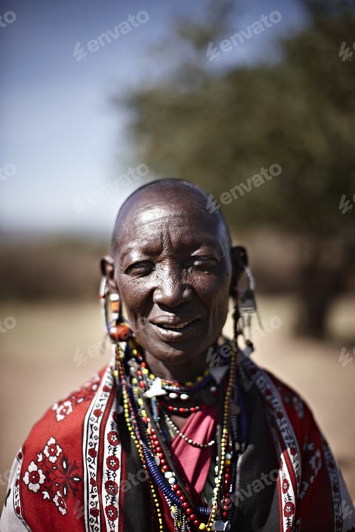 Preview: Smiling Maasai woman wearing jewelry