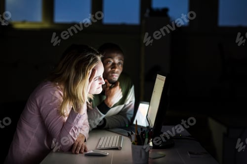 Preview: Colleagues working on computer