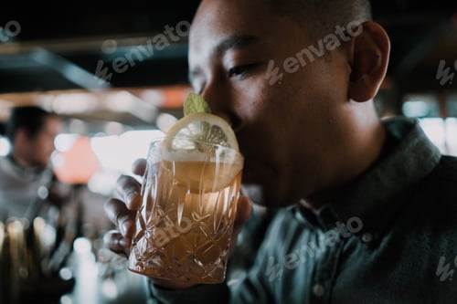 Visualização: Jovem adulto bebendo um coquetel, happy hour, bar, restaurante, bebidas, jantando fora, licor